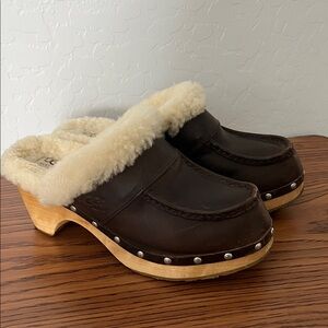 UGG Leather Clogs with Genuine Sheepskin Lining Size 8 / EU 39